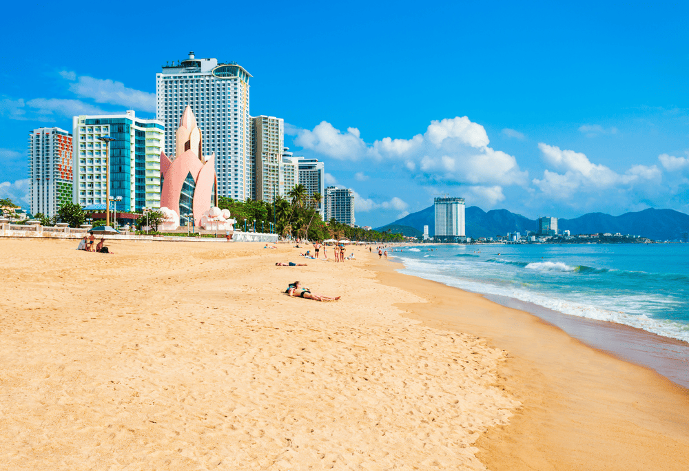 Visit Agarwood Tower between February and September for the most pleasant weather and optimal sightseeing conditions (Source: Canva)